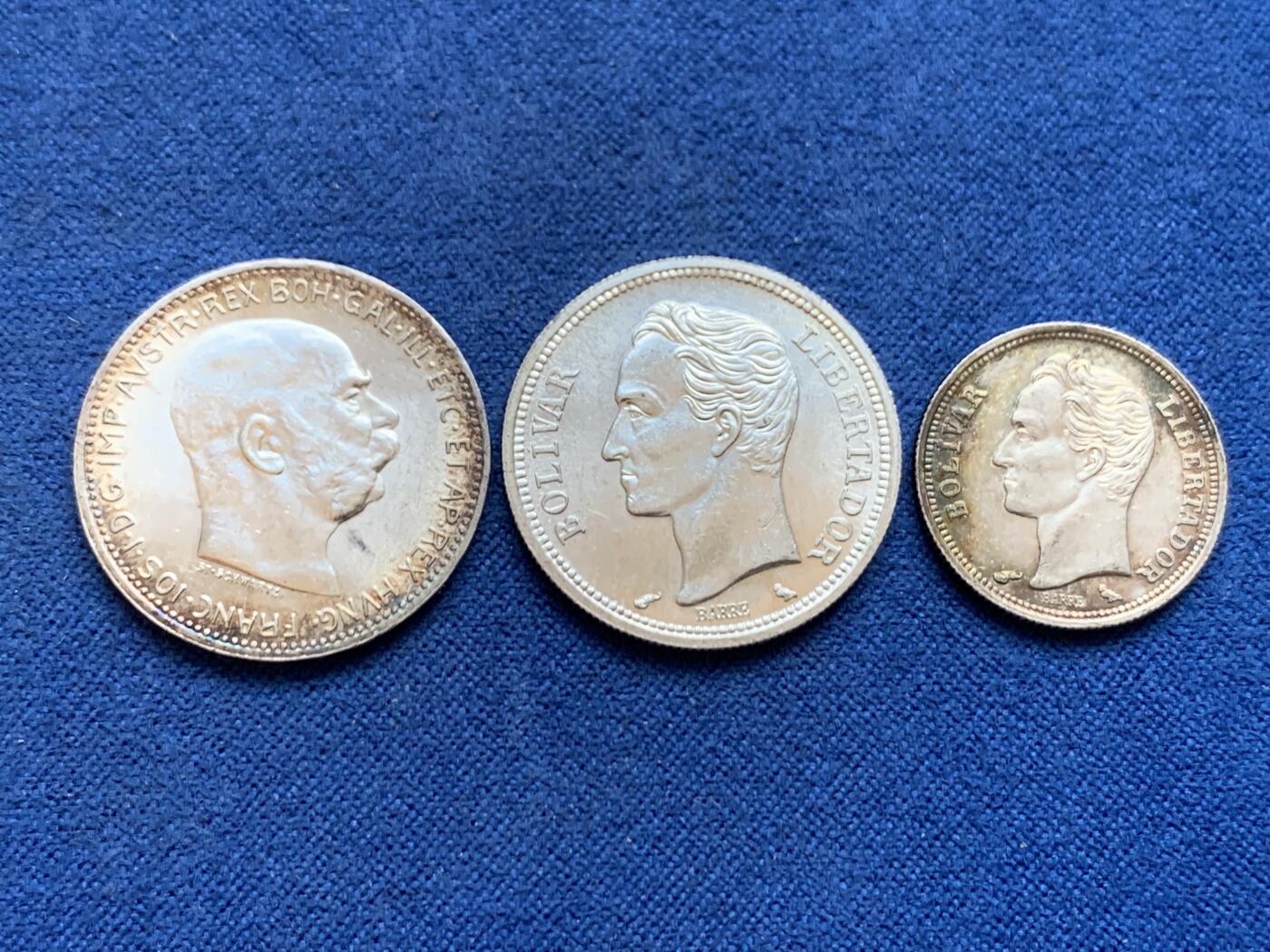 《竞宝斋》第449场 周日，周一，周二  3场连拍 （全场包邮，欢迎送拍） 银币3枚一组 匈牙利1915年1科罗娜 + 委内瑞拉1965年1玻利瓦尔 + 1960年50分 状态极好 不是原光就是五彩