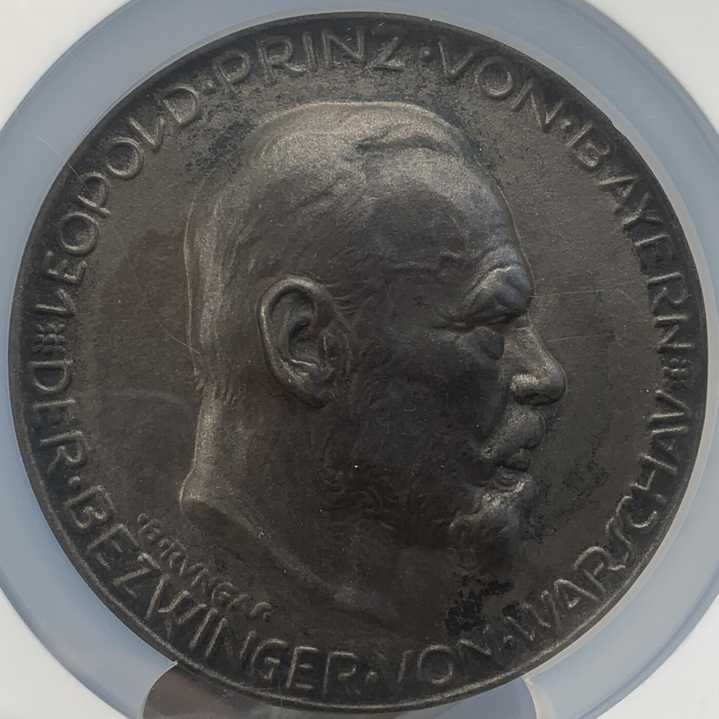 掌中浮雕-藏着的欧洲第047场 NGC MS61 : 1915年8月6日一战德国巴伐利亚公爵利奥波德占领华沙纪念铁质纪念章， 93mm，罕见！  边戳：德国DS系列#081号——边戳#29  ,NGC超大盒子