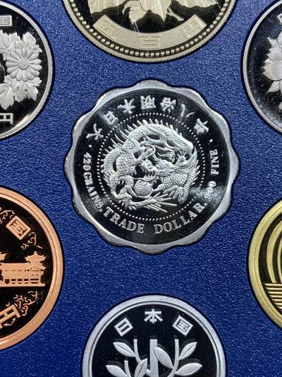 《竞宝斋》第449场 周日，周一，周二  3场连拍 （全场包邮，欢迎送拍） 日本2001年精制套币，含7克龙镀金纯银章，银章为复刻明治八年日本贸易银元。