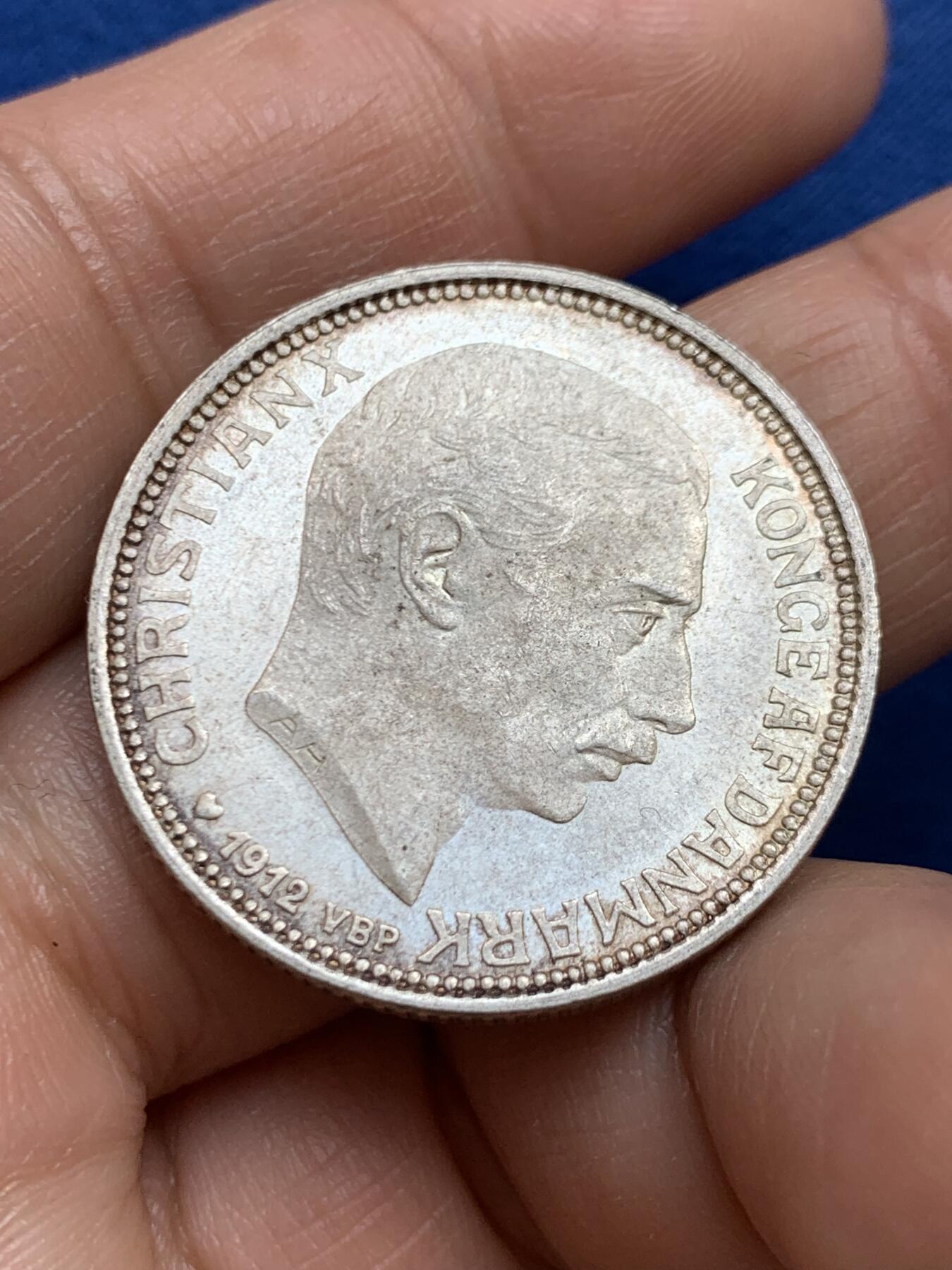 《竞宝斋》第449场 周日，周一，周二  3场连拍 （全场包邮，欢迎送拍） 丹麦1912年克里斯蒂安十世登基（弗雷德里克八世之死）2克朗银币，800银，重量15g，直径31mm