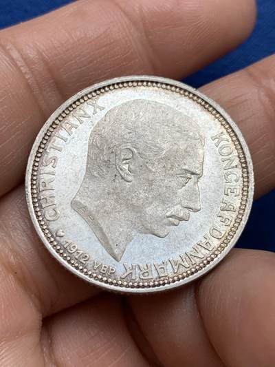 《竞宝斋》第449场 周日，周一，周二  3场连拍 （全场包邮，欢迎送拍） 丹麦1912年克里斯蒂安十世登基（弗雷德里克八世之死）2克朗银币，800银，重量15g，直径31mm