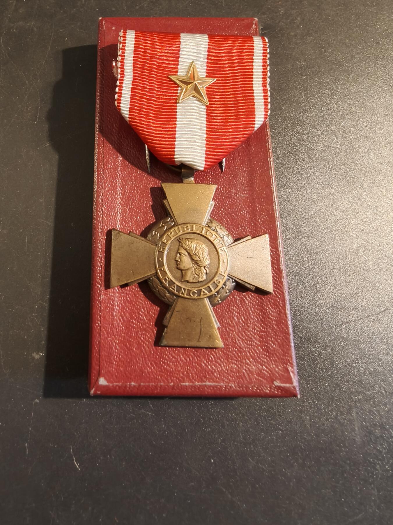 老王徽章第171期 法国海外行动版战斗十字奖章    1颗金星勋饰   带纸盒