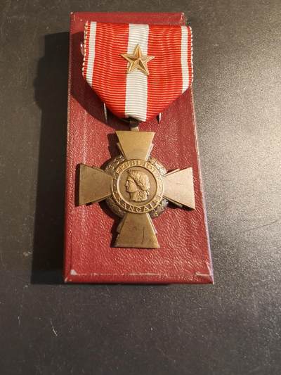 老王徽章第171期 - 法国海外行动版战斗十字奖章    1颗金星勋饰   带纸盒