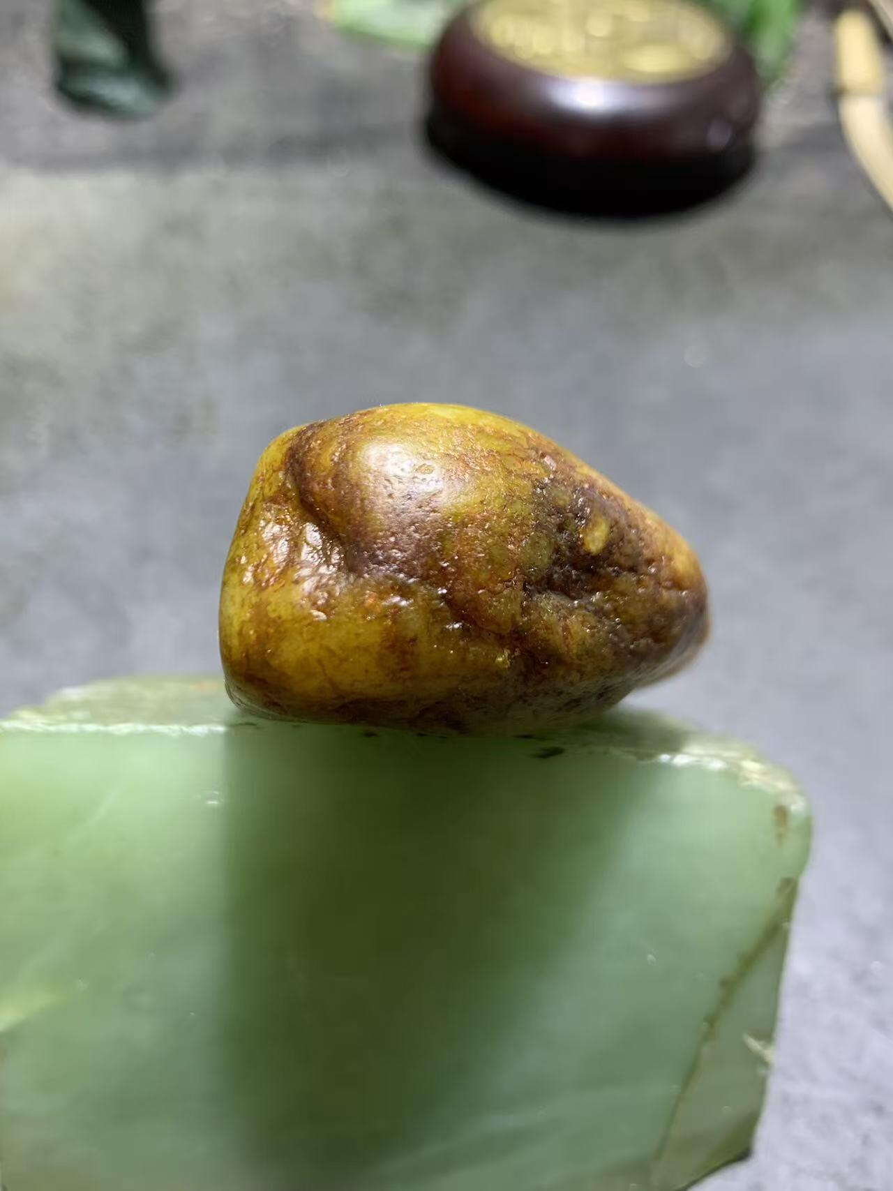 新疆和田玉青黄玉原石一颗，