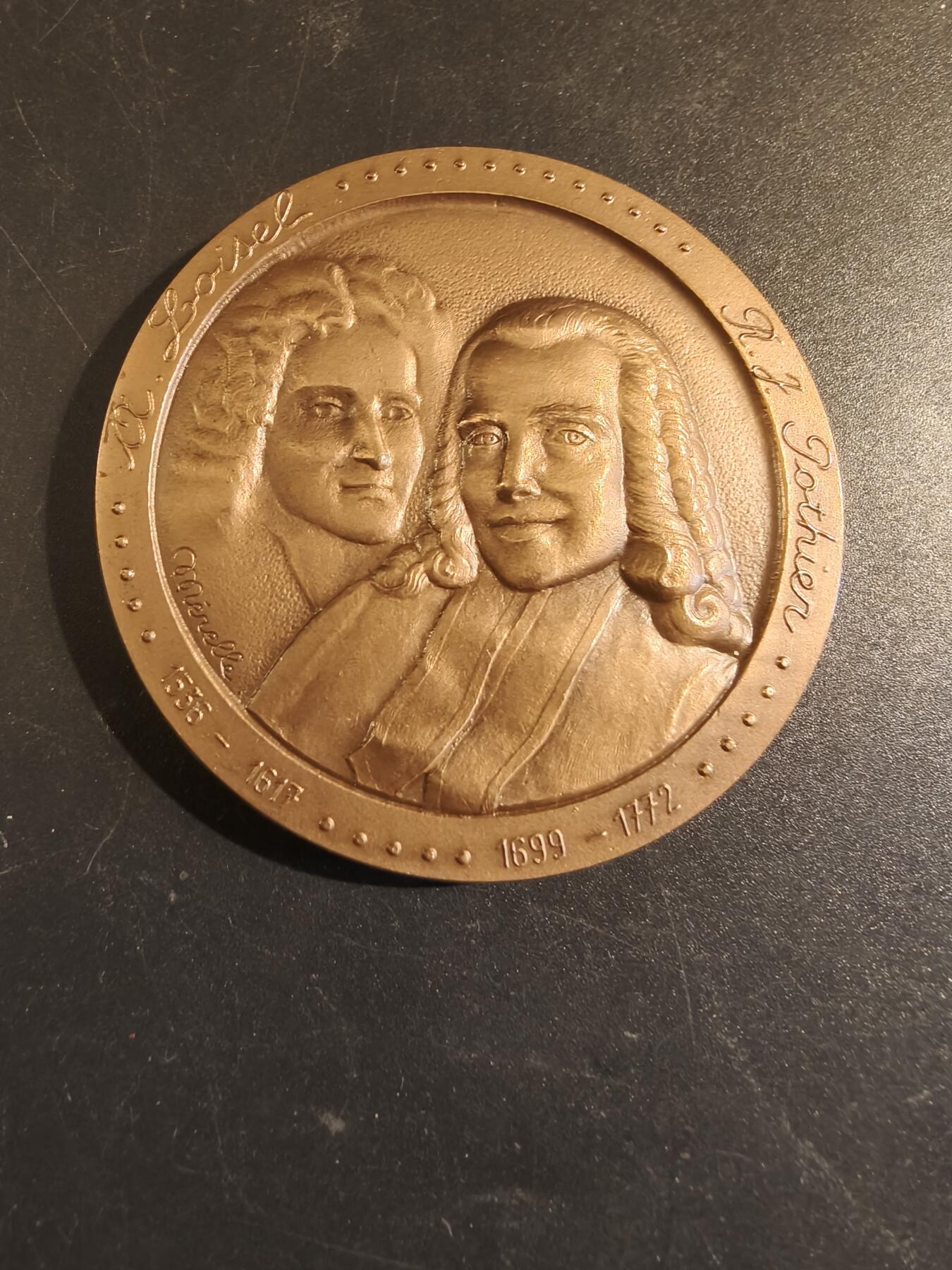 老王徽章第171期 法国存托银行与公证人协会大铜章    原盒    直径60mm    重量124g     法国两位著名法学家 Antoine Loisel (1536-1617) 和 Robert-Joseph Pothier (1699-1772) 