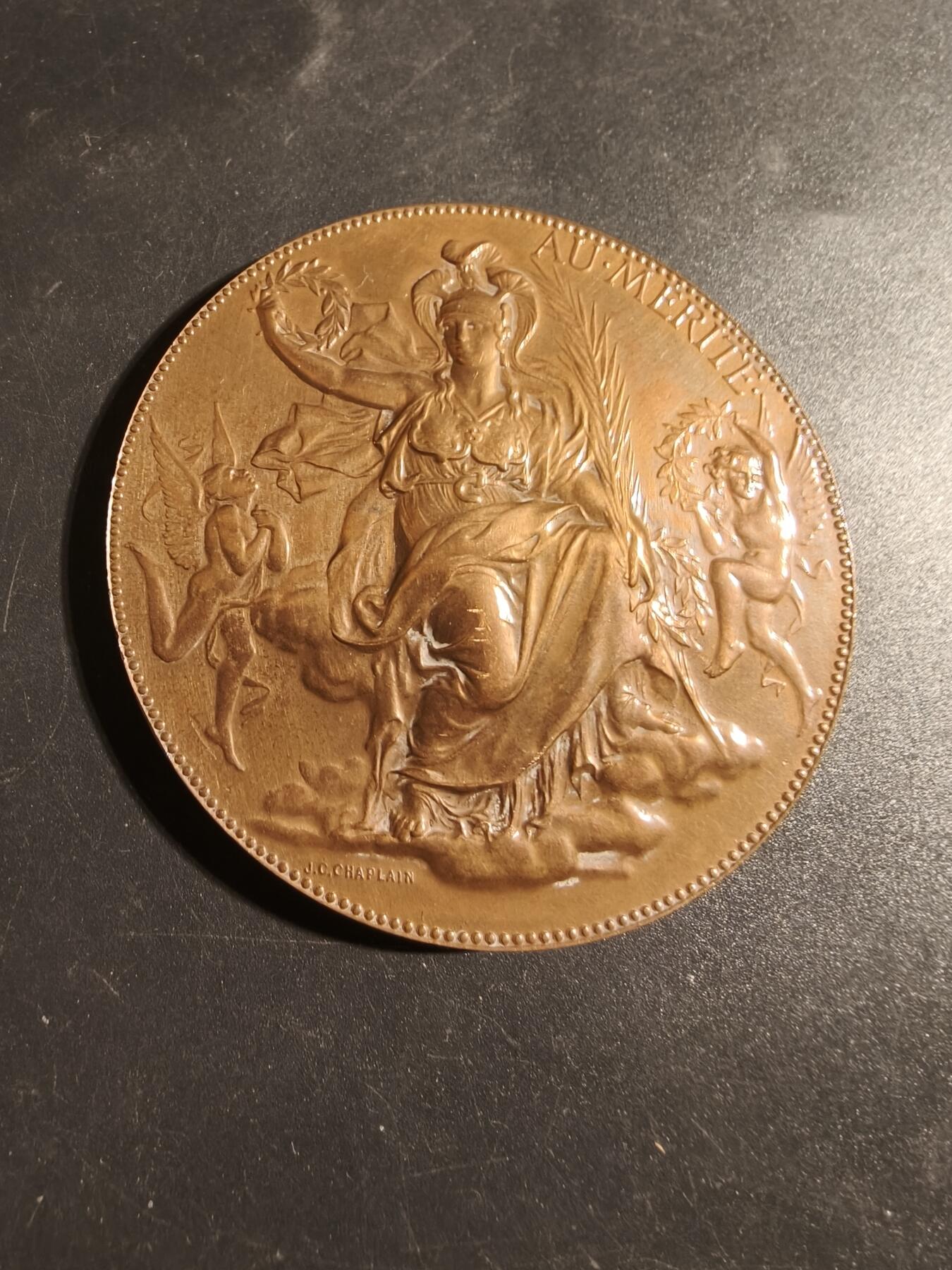 老王徽章第171期 法国《功绩》主题大铜章     大师夏普兰作品     直径68mm     重量153.2g