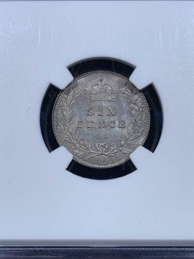 《竞宝斋》第449场 周日，周一，周二  3场连拍 （全场包邮，欢迎送拍） NGC MS63 英国 1893年 维多利亚 批纱版 6便士 银币 淡彩包浆 SIX版 难得