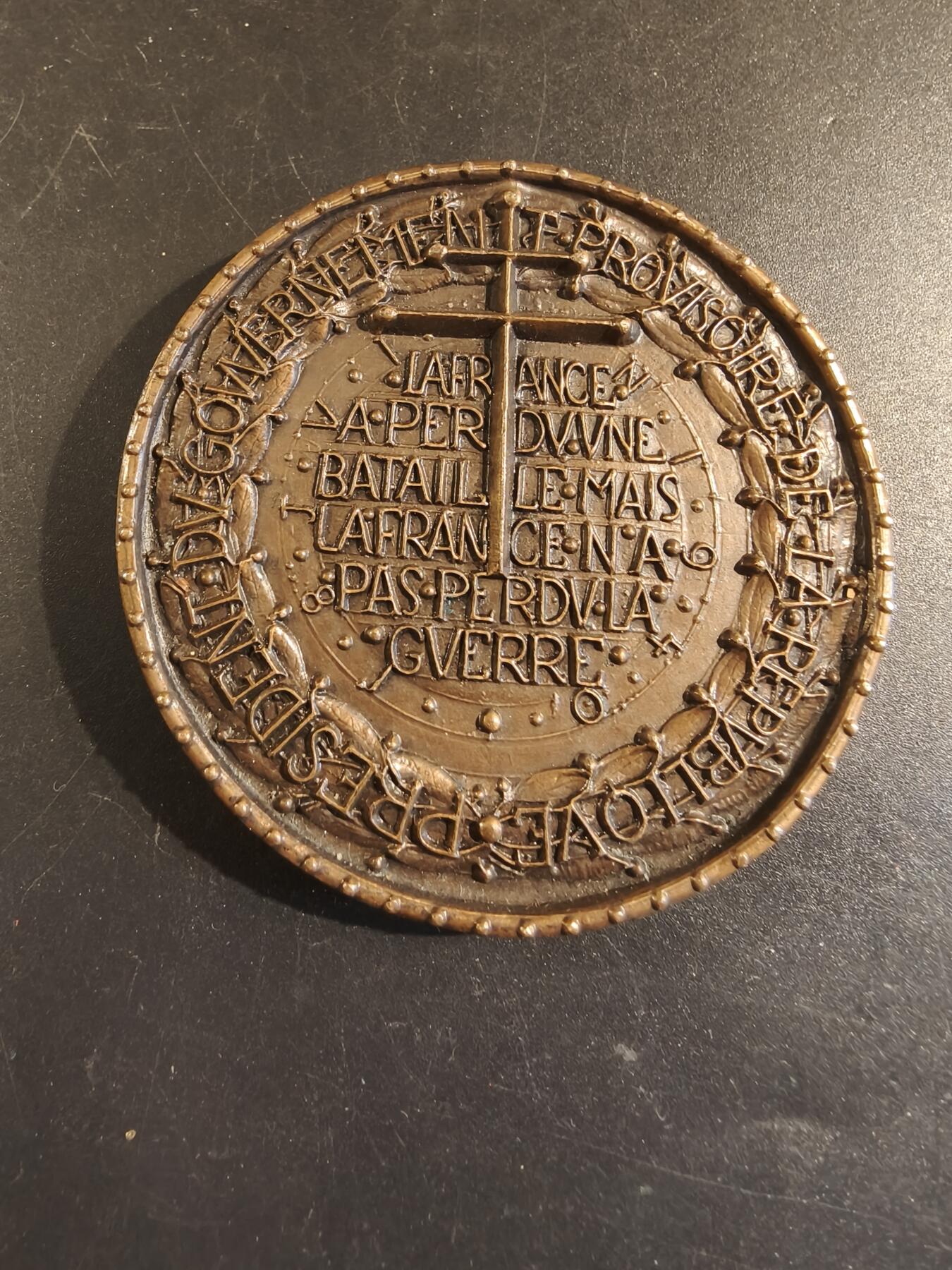 老王徽章第171期 法国临时政府总统戴高乐将军大铜章     高浮雕    原盒     直径68mm     重量164.5g       背面引用名言:法国输掉了一场战役，但法国没有输掉这场战争