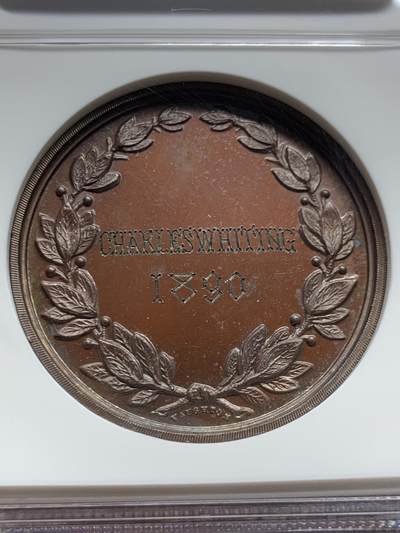 《竞宝斋》第449场 周日，周一，周二  3场连拍 （全场包邮，欢迎送拍） NGC MS64BN 英国1890年伦敦摄影展纪念铜章，高分漂亮巧克力色。39mm，加厚盒。