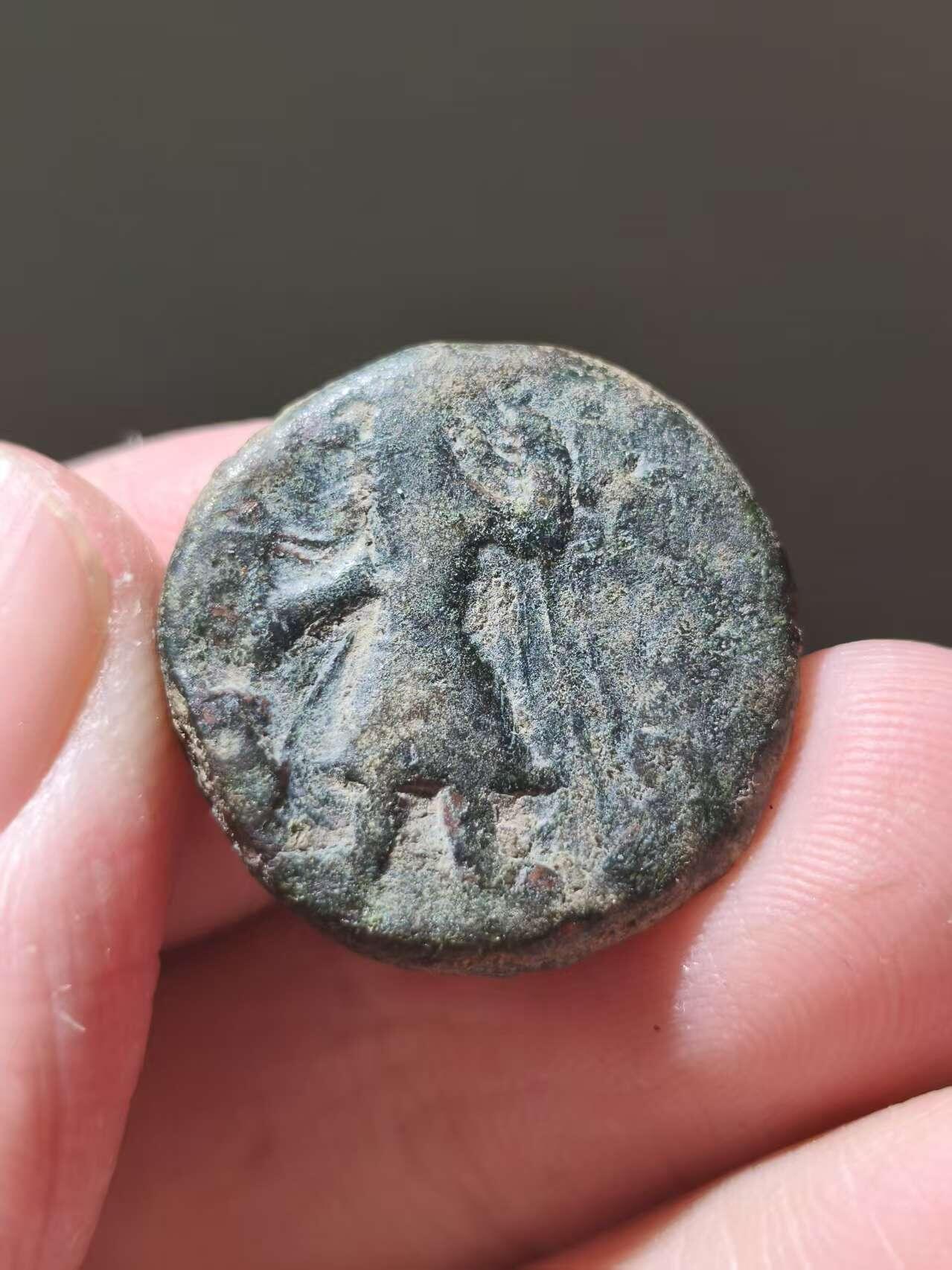 星盘世界钱币十二月二十七日古典币专场 贵霜帝国迦腻色迦一世两德拉克马铜币，非常少见的类型，并非常见四德，而且品质优良，十分难得，背面是风神奥多