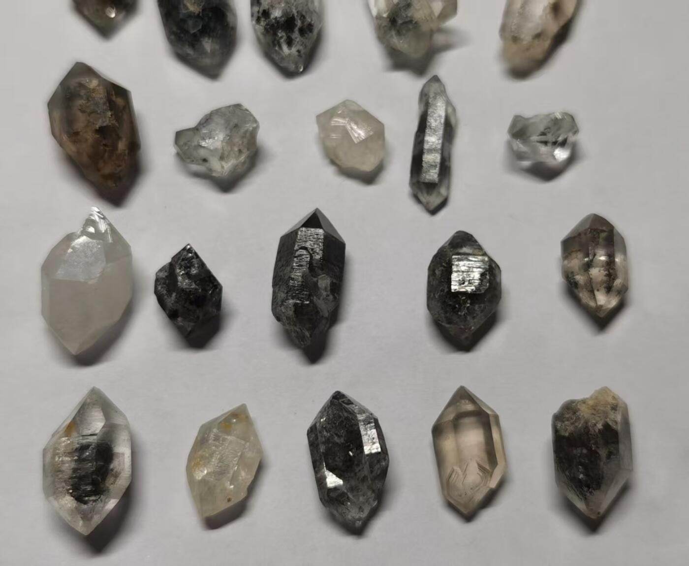 七河·世界钱币杂件水晶矿标小拍（总第31期） 藏家出品 X655（3）云贵闪灵水晶 小型 多品种 25 颗 本件拍品由合作藏家邮寄