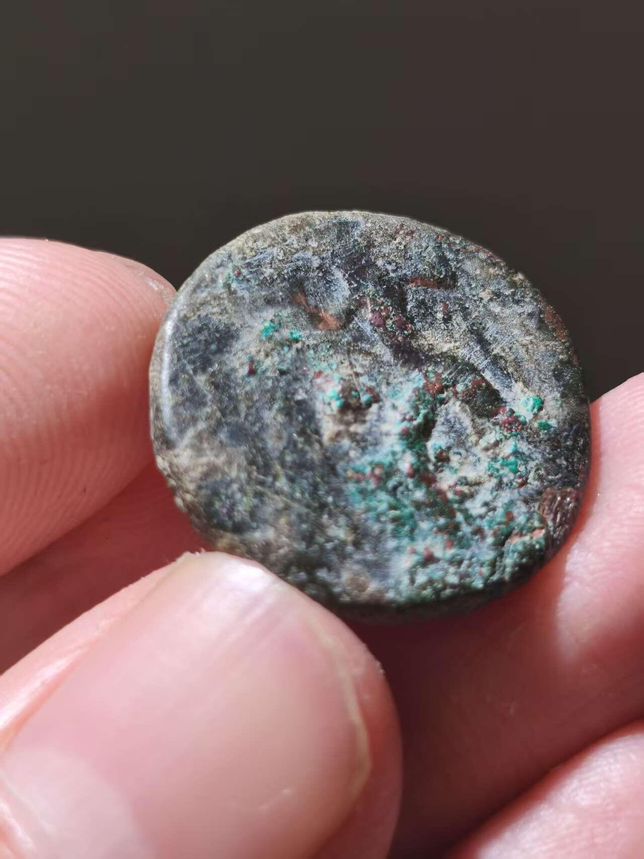 星盘世界钱币十二月二十七日古典币专场 贵霜帝国迦腻色迦一世两德拉克马铜币，非常少见的类型，并非常见四德，而且品质优良，十分难得，背面是风神奥多