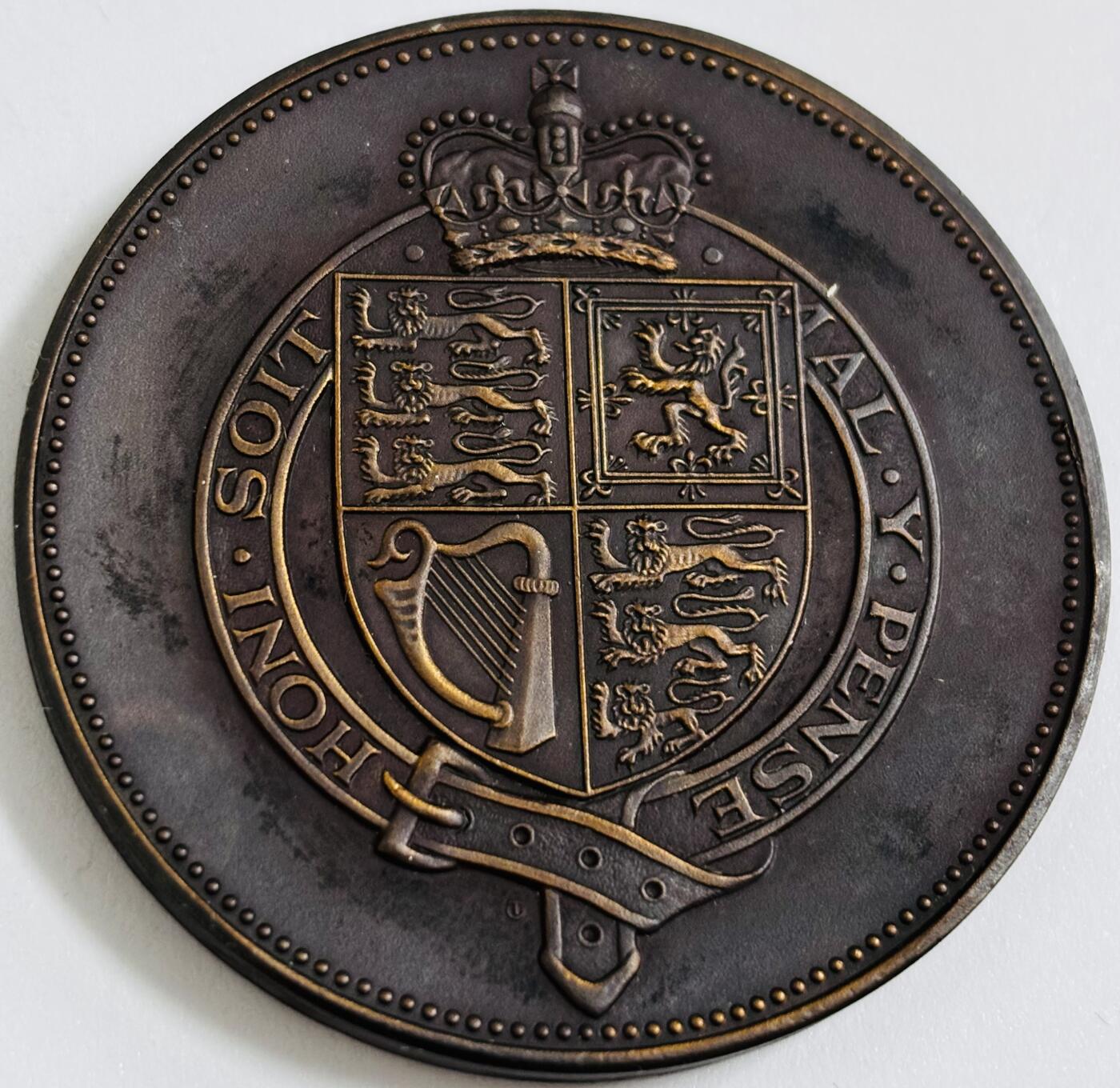 文馨钱币收藏第 286 场，圣诞节专场【 长期接收代拍品低至 0 佣金】 2002 年英国伊丽莎白在为 70 周年大型纪念章（可能是后铸品）