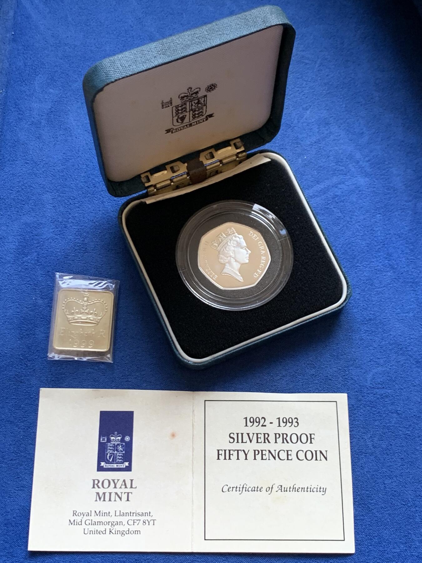 《竞宝斋》第449场 周日，周一，周二  3场连拍 （全场包邮，欢迎送拍） 英国担任欧洲部长理事会主席50便士纪念银币 925银 13.5克 盒证齐全 带一枚小方章