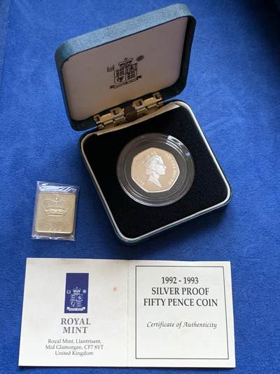 《竞宝斋》第449场 周日，周一，周二  3场连拍 （全场包邮，欢迎送拍） - 英国担任欧洲部长理事会主席50便士纪念银币 925银 13.5克 盒证齐全 带一枚小方章