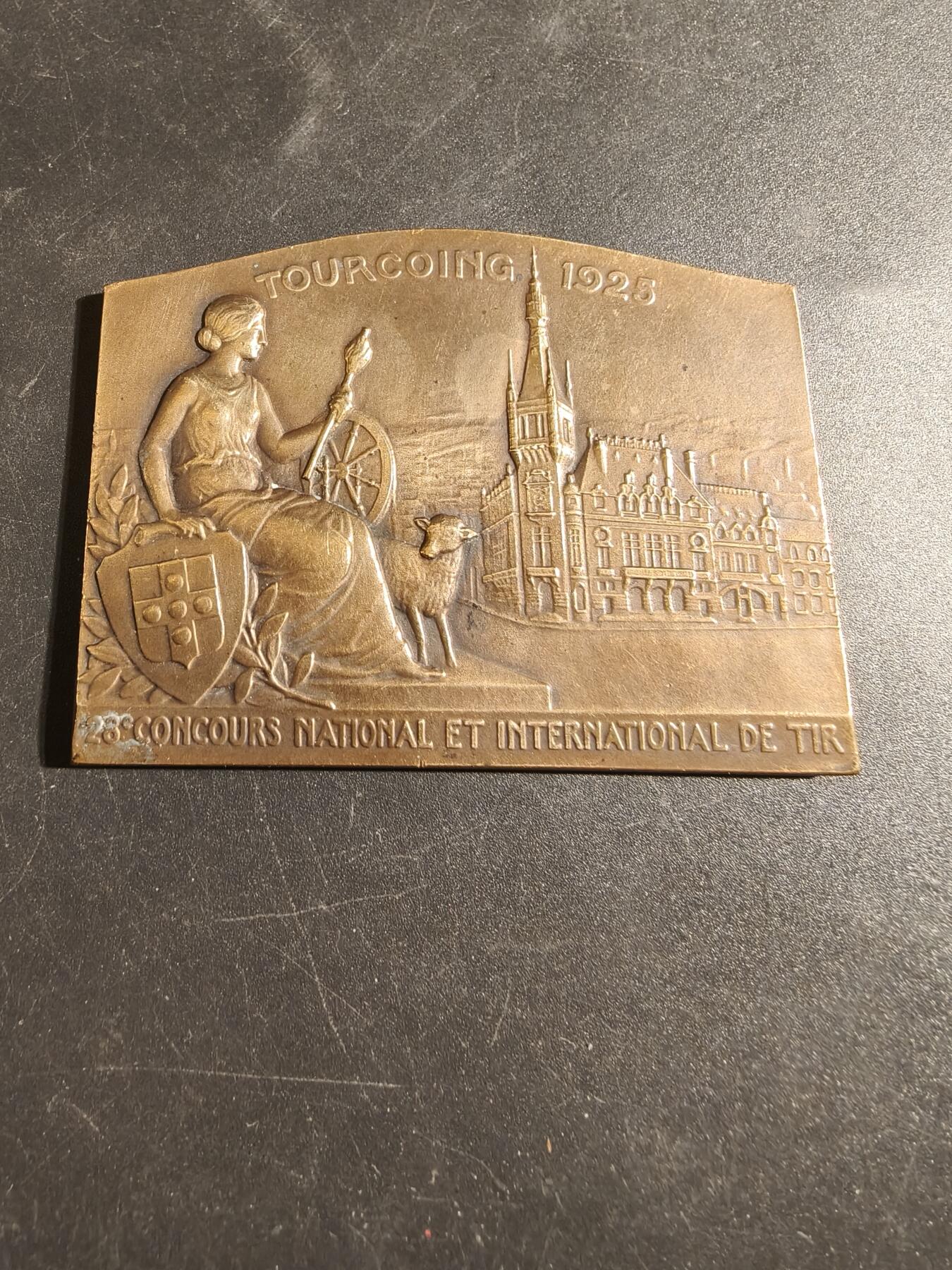 老王徽章第171期 法国1925年图尔宽第28届全国和国际射击比赛方形大铜章      尺寸67×50mm     重量88.1g