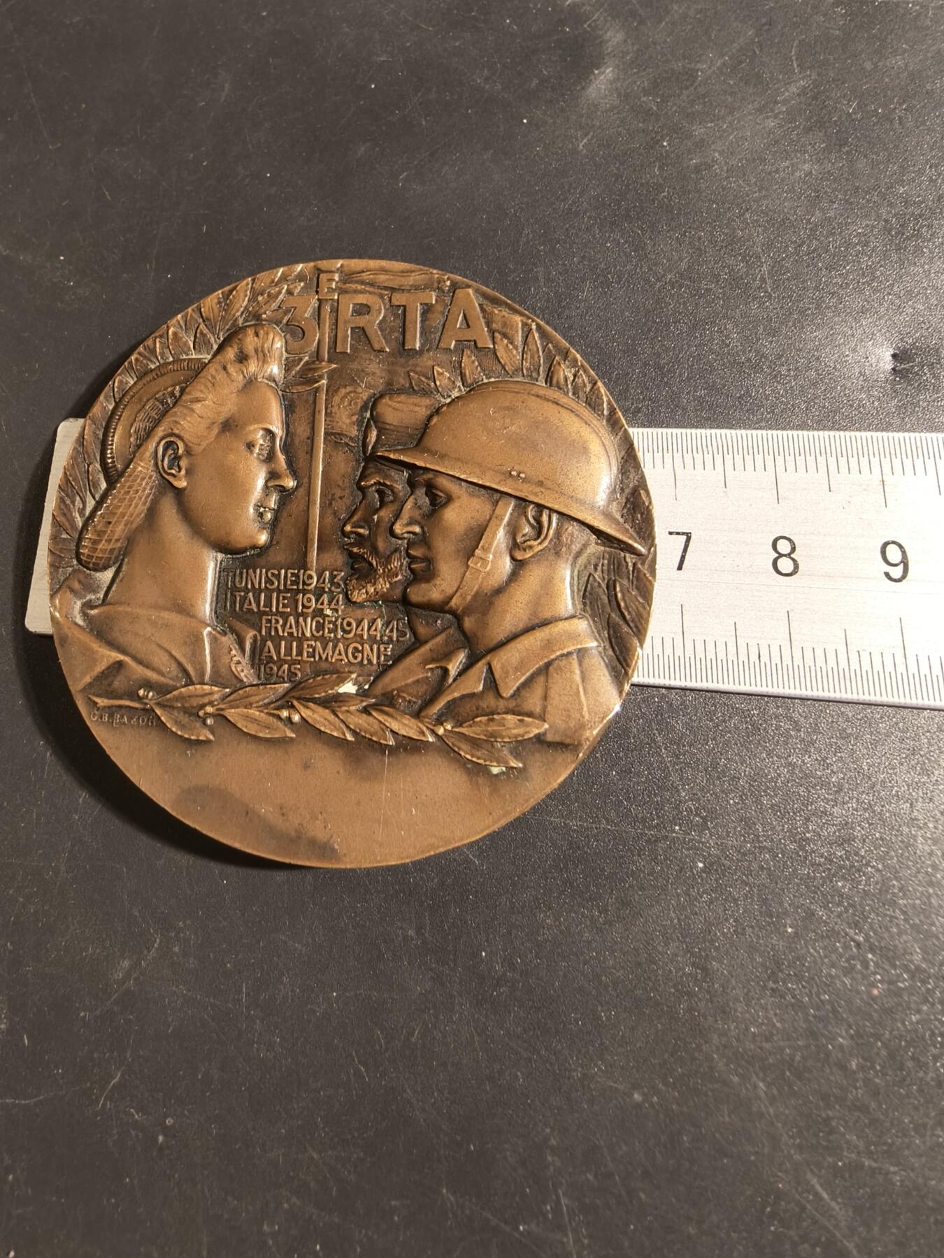 老王徽章第171期 法国二战阿尔及利亚步枪兵第3团大铜章      纪念参加的重要战役：突尼斯（Tunisie 1943）、意大利（Italie 1944）、法国（France 1944-45）、德国（Allemagne 1945）       直径68mm      重量157g