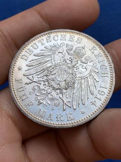 《竞宝斋》第449场 周日，周一，周二  3场连拍 （全场包邮，欢迎送拍） 德意志帝国1914年普鲁士戎装威廉二世5马克银币， 带光好品，发行量比1913少很多，卷首币五彩，实物很漂亮，一战历史的见证者