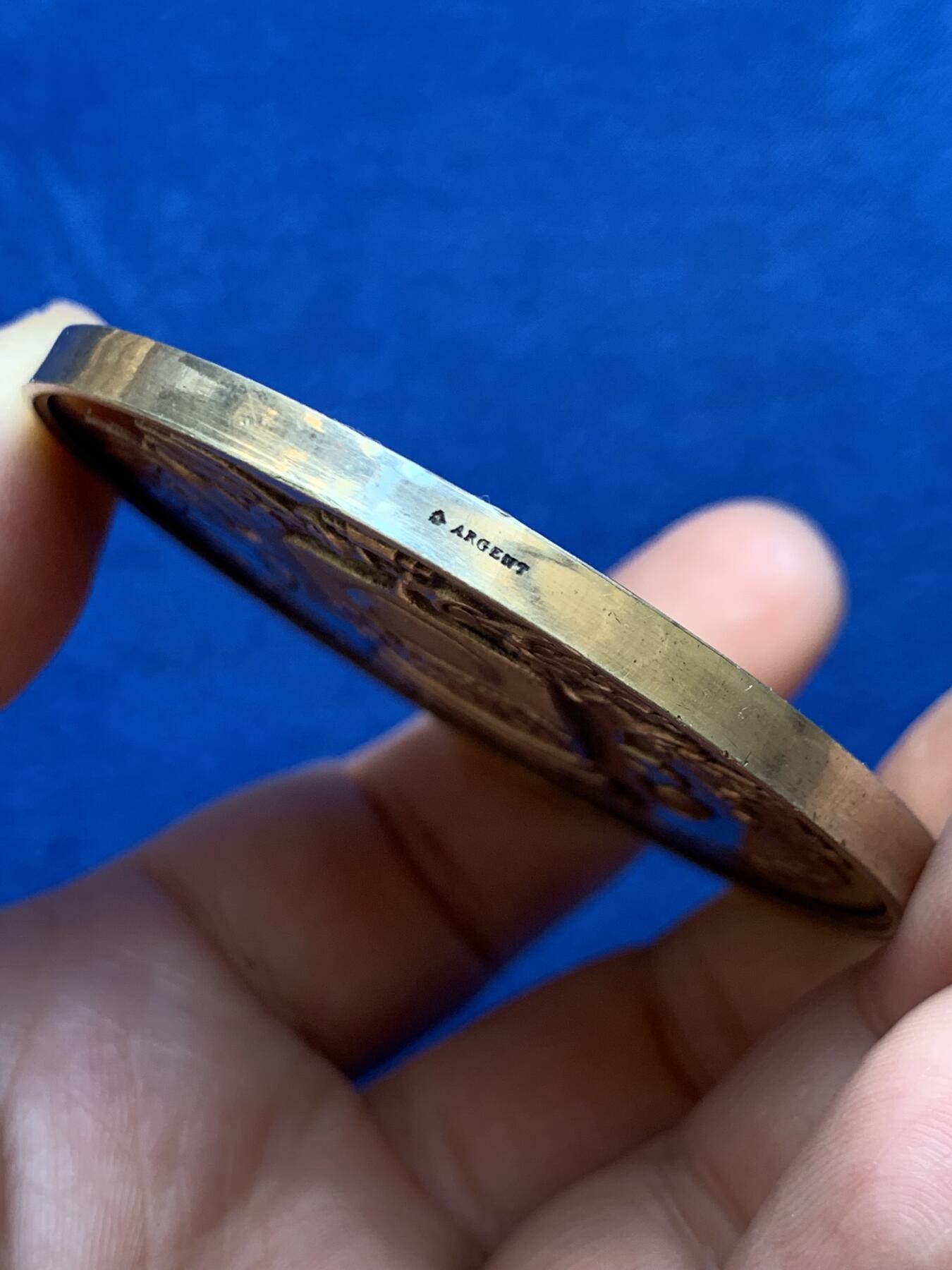 《竞宝斋》第449场 周日，周一，周二  3场连拍 （全场包邮，欢迎送拍） 法国1878年维苏尔射击协会镀金大银章，蜜蜂银标边铭，重91.25g，直径61mm。光材料价都上千了