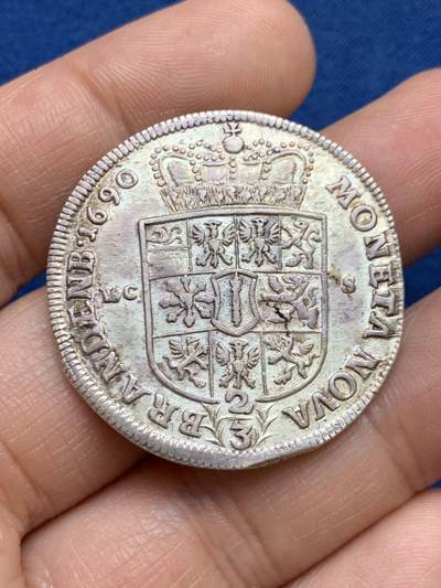 《竞宝斋》第449场 周日，周一，周二  3场连拍 （全场包邮，欢迎送拍） 神罗勃兰登堡1690年2/3泰勒大银币 品相超好光泽耀眼压印深峻 霍亨索伦的腓特烈三世选帝侯(后来的普鲁士首任国王腓特烈一世)大卷发头像 勃兰登堡-普鲁士所有领地的盾徽拼合 LCS柏林厂出品 难得的细节头发清清楚楚的压印 2/3T是流通主力大面值 更大的泰勒是极个别年份才发行的高贵面值 细节见图