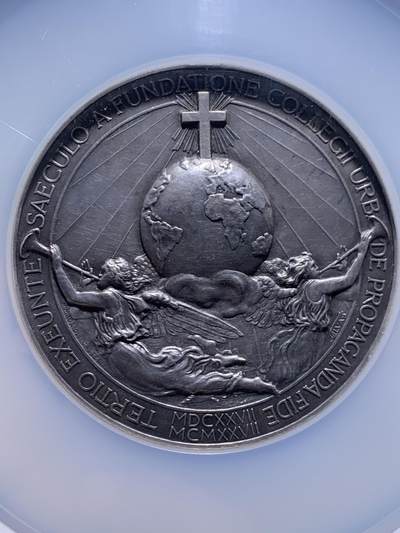 《竞宝斋》第449场 周日，周一，周二  3场连拍 （全场包邮，欢迎送拍） NGC MS61 梵蒂冈1927年庇护十一世教皇大银章，直径60MM大型少见，超高人像浮雕，地球图案精美，加大加厚盒。