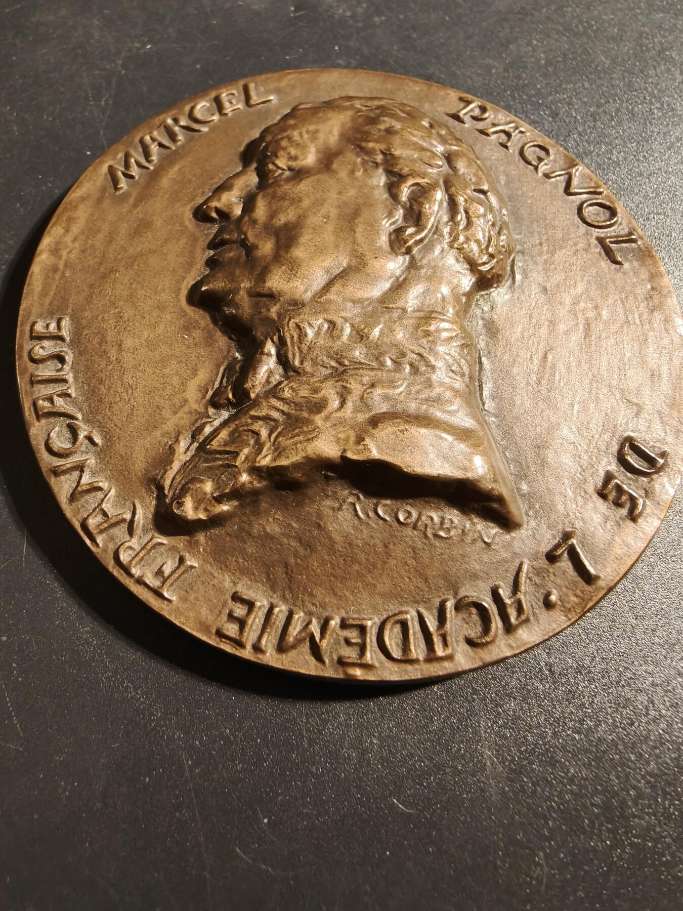 老王徽章第171期 法国国库服务国家学校毕业大铜章     正面为法兰西科学院院士马塞尔·帕尼奥尔     高浮雕     科尔宾作品     直径81mm     重量308.8g