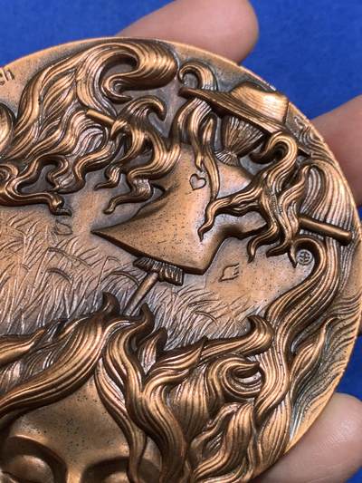 《竞宝斋》第449场 周日，周一，周二  3场连拍 （全场包邮，欢迎送拍） 上海百拓稻草人之恋大铜章，编号055，总重约349.9克，直径80mm，原盒原证。