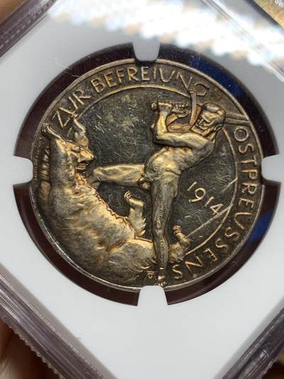 《竞宝斋》第449场 周日，周一，周二  3场连拍 （全场包邮，欢迎送拍） NGC MS61 德国 1914年 一战东线大捷坦能堡大捷兴登堡猛男斩熊大银章，正面德国军神兴登堡半身戎装像，背面猛男斩熊英姿飒爽。镜面工艺，高浮雕，惊艳的酒红色硫化包浆非常好看，带彩难得。盒子背面有划。