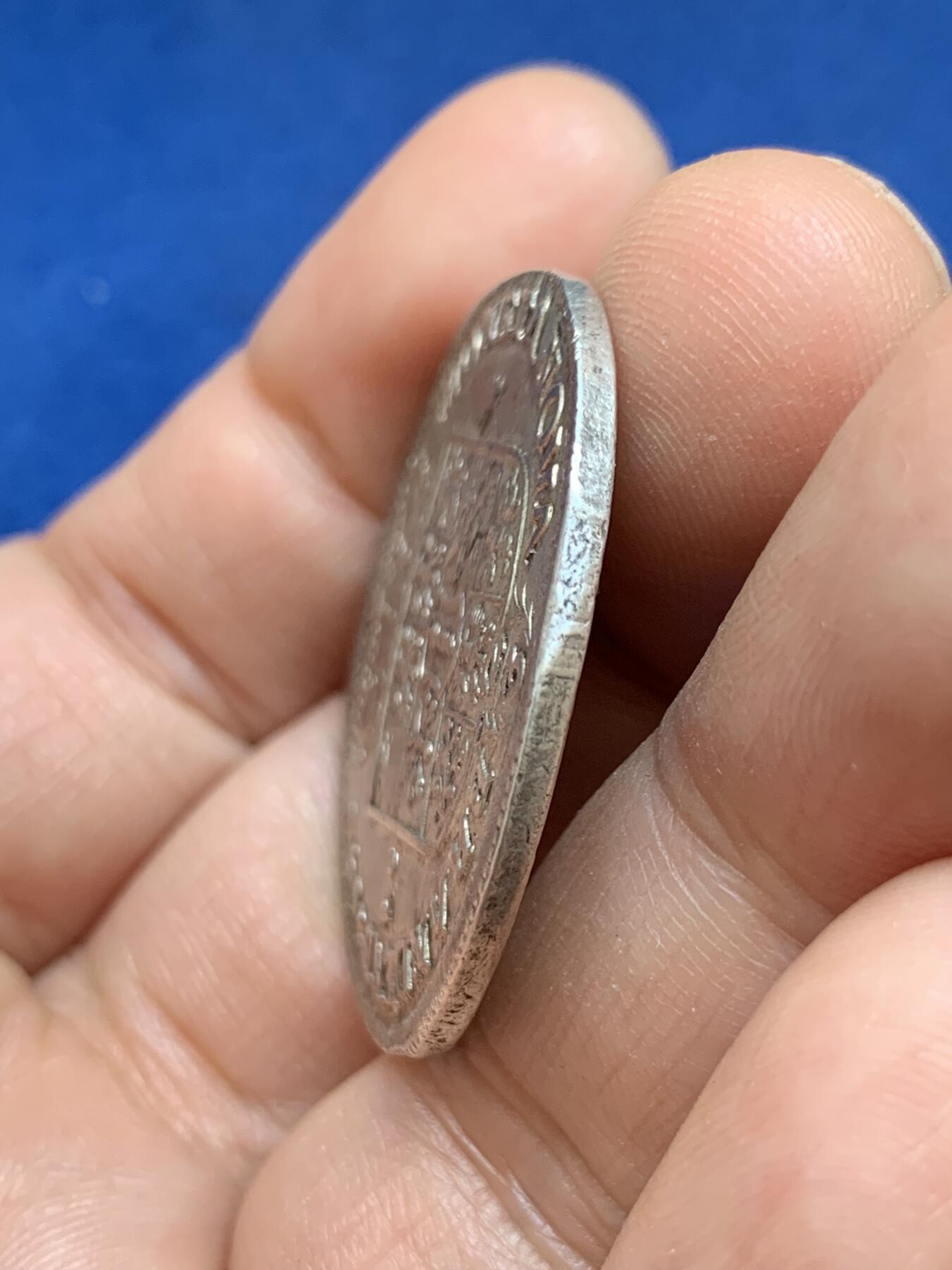 《竞宝斋》第449场 周日，周一，周二  3场连拍 （全场包邮，欢迎送拍） 神罗勃兰登堡1690年2/3泰勒大银币 品相超好光泽耀眼压印深峻 霍亨索伦的腓特烈三世选帝侯(后来的普鲁士首任国王腓特烈一世)大卷发头像 勃兰登堡-普鲁士所有领地的盾徽拼合 LCS柏林厂出品 难得的细节头发清清楚楚的压印 2/3T是流通主力大面值 更大的泰勒是极个别年份才发行的高贵面值 细节见图