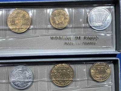 《竞宝斋》第449场 周日，周一，周二  3场连拍 （全场包邮，欢迎送拍） 法属留尼汪科摩罗1964年2套10枚装套币 法国造币厂铸造，铝币和黄铜币，年代久远保存不易，本套品相保存不错，细节见图