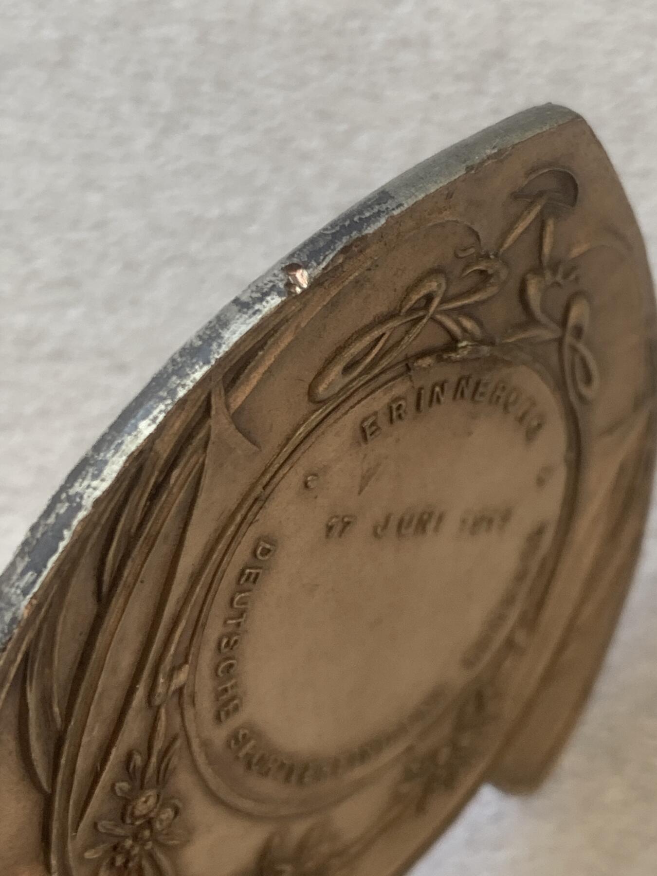 掌中浮雕-藏着的欧洲第047场 1917年一战布鲁塞尔德国体育协会奖章 ， 58 X 63mm，46.23g，铜镀银制； 此枚奖章于1917年6月17日颁发