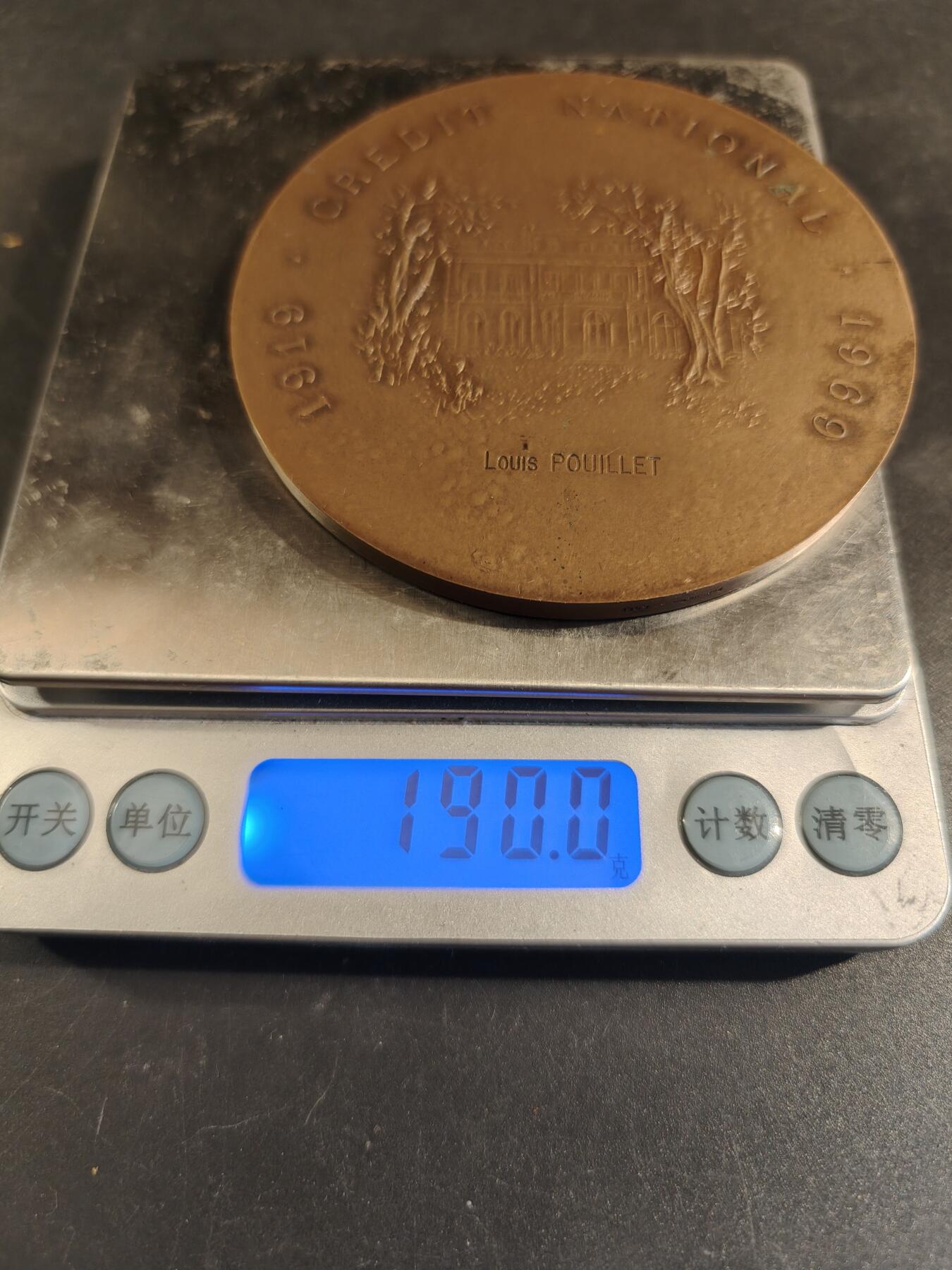 老王徽章第171期 法国国家信贷银行成立50周年大铜章     直径81mm    重量190g