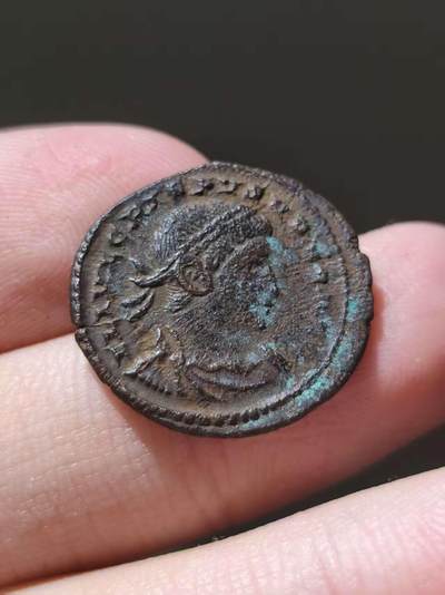 星盘世界钱币十二月二十七日古典币专场 - 古罗马帝国克里斯普斯铜币，背城门营门，少见的伦敦造币厂