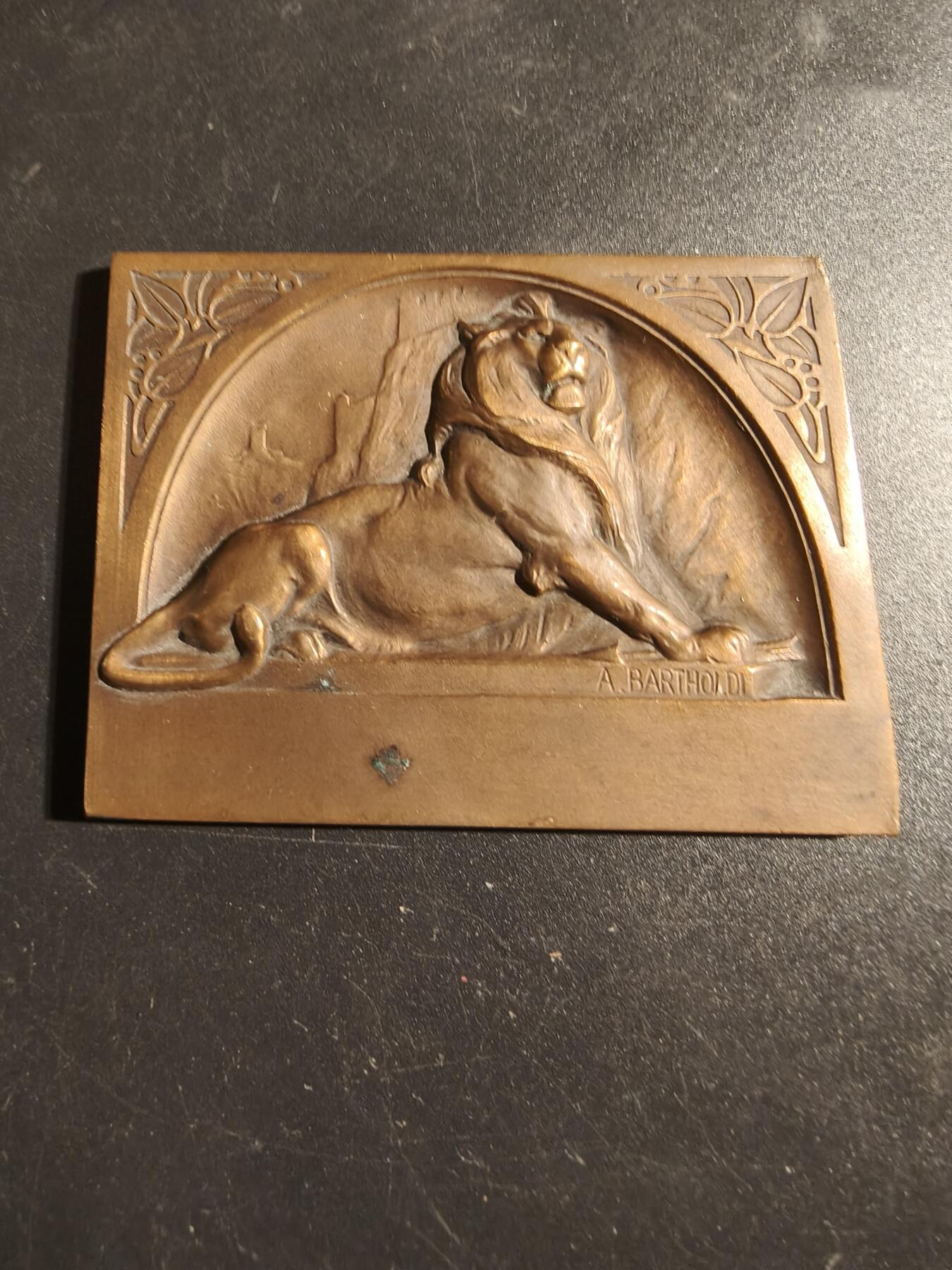 老王徽章第171期 法国贝尔福雄狮方形大铜章    巴托尔迪名作     尺寸63×49mm     重量108.9g     雄狮雕塑象征着1870-1871年贝尔福围城战期间丹弗特-罗什罗上校领导的英勇抵抗 