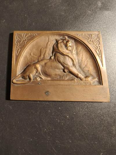 老王徽章第171期 - 法国贝尔福雄狮方形大铜章    巴托尔迪名作     尺寸63×49mm     重量108.9g     雄狮雕塑象征着1870-1871年贝尔福围城战期间丹弗特-罗什罗上校领导的英勇抵抗 