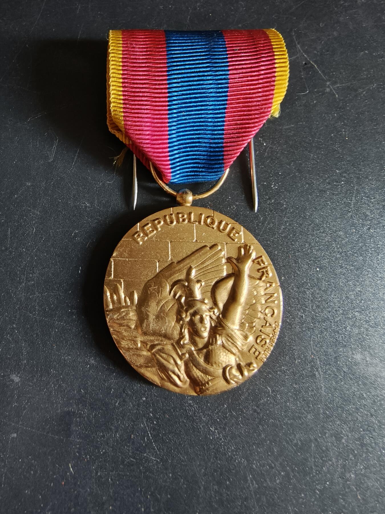 老王徽章第171期 法国金级国防服役奖章    高浮雕版