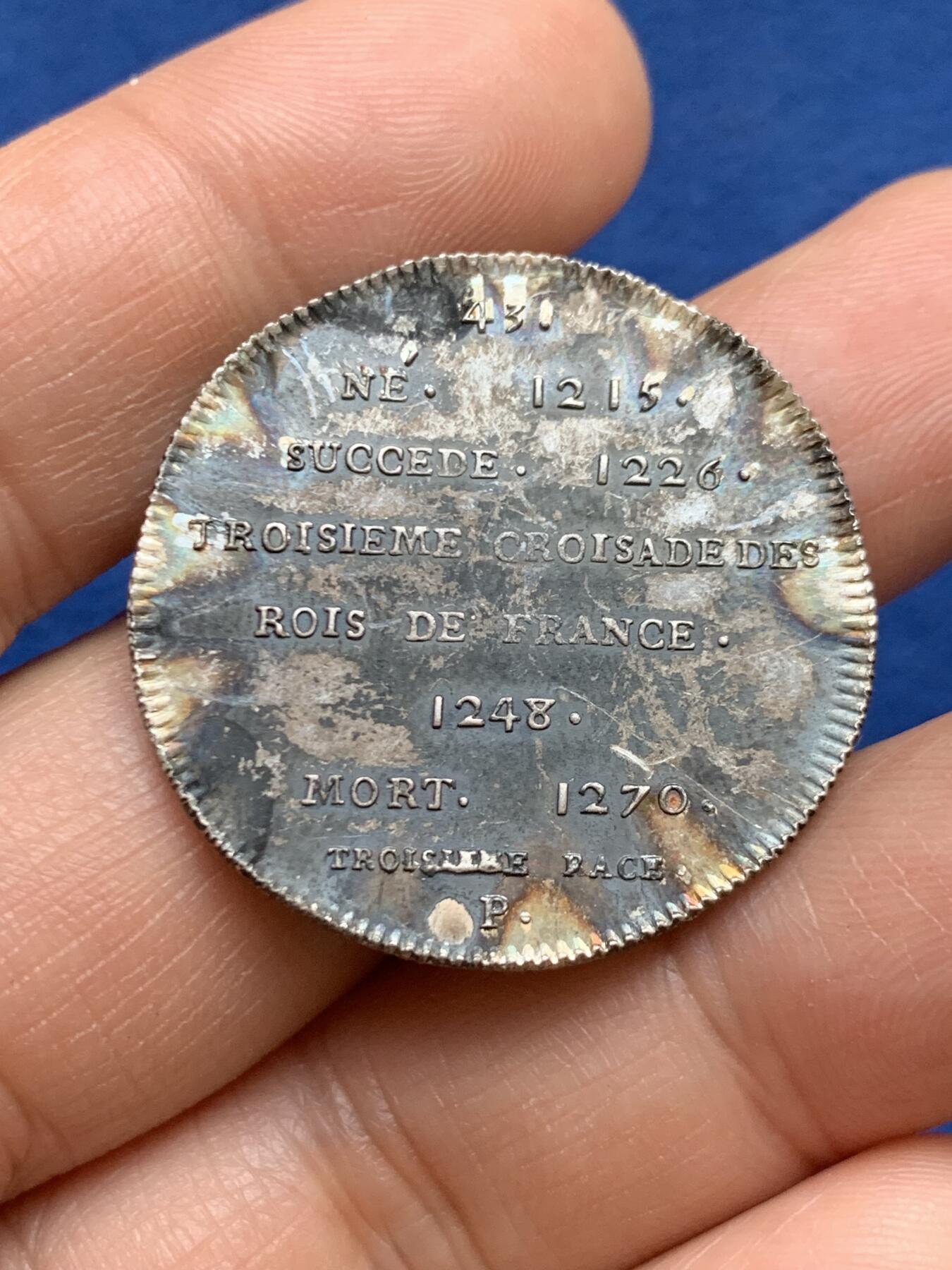 《竞宝斋》第449场 周日，周一，周二  3场连拍 （全场包邮，欢迎送拍） 法国国王路易九世（1215-1270）纪念银章，号称圣路易，背面生平事迹，32.5mm，13.5克，边有磕，背面貌似被烧过