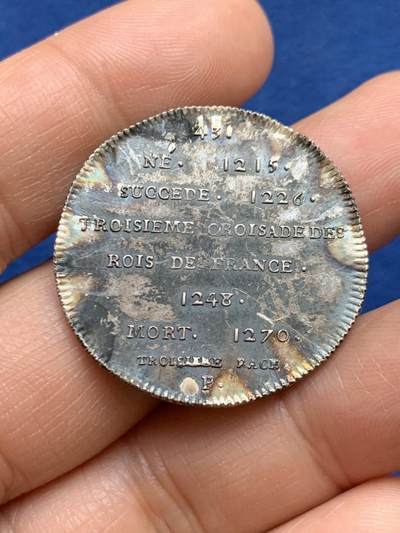 《竞宝斋》第449场 周日，周一，周二  3场连拍 （全场包邮，欢迎送拍） 法国国王路易九世（1215-1270）纪念银章，号称圣路易，背面生平事迹，32.5mm，13.5克，边有磕，背面貌似被烧过