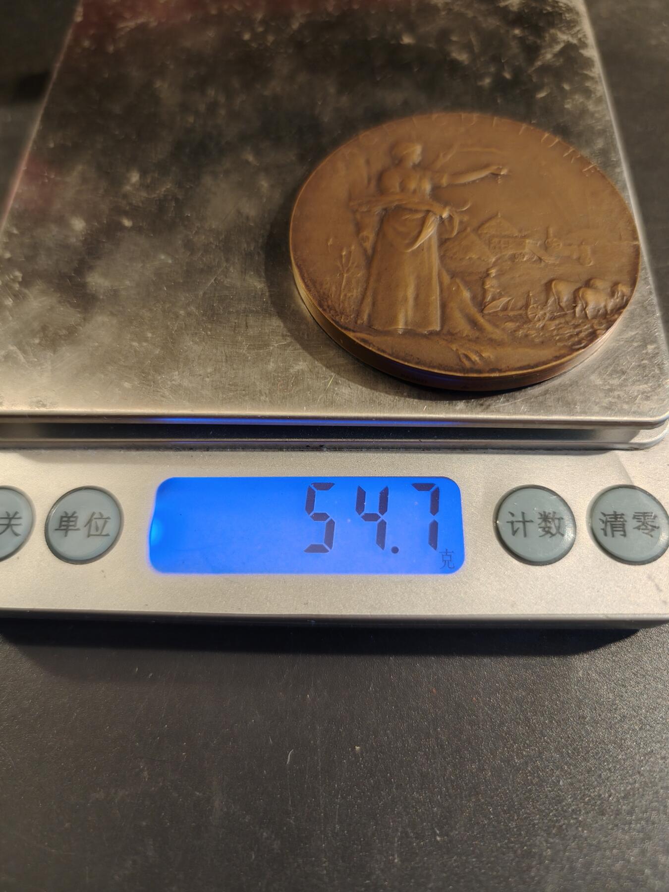 老王徽章第171期 法国萨瓦省圣朱利安昂热讷农业协会大铜章     原盒       大师P.Grandhomme作品     直径50mm     重量54.7g