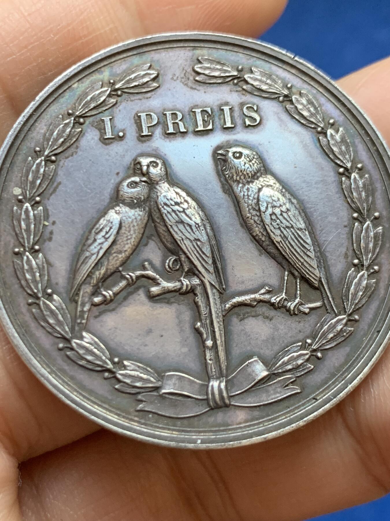 《竞宝斋》第449场 周日，周一，周二  3场连拍 （全场包邮，欢迎送拍） 德国吕贝克动物银章 990银 直径39.5 重22.8克 品种少见 高浮雕