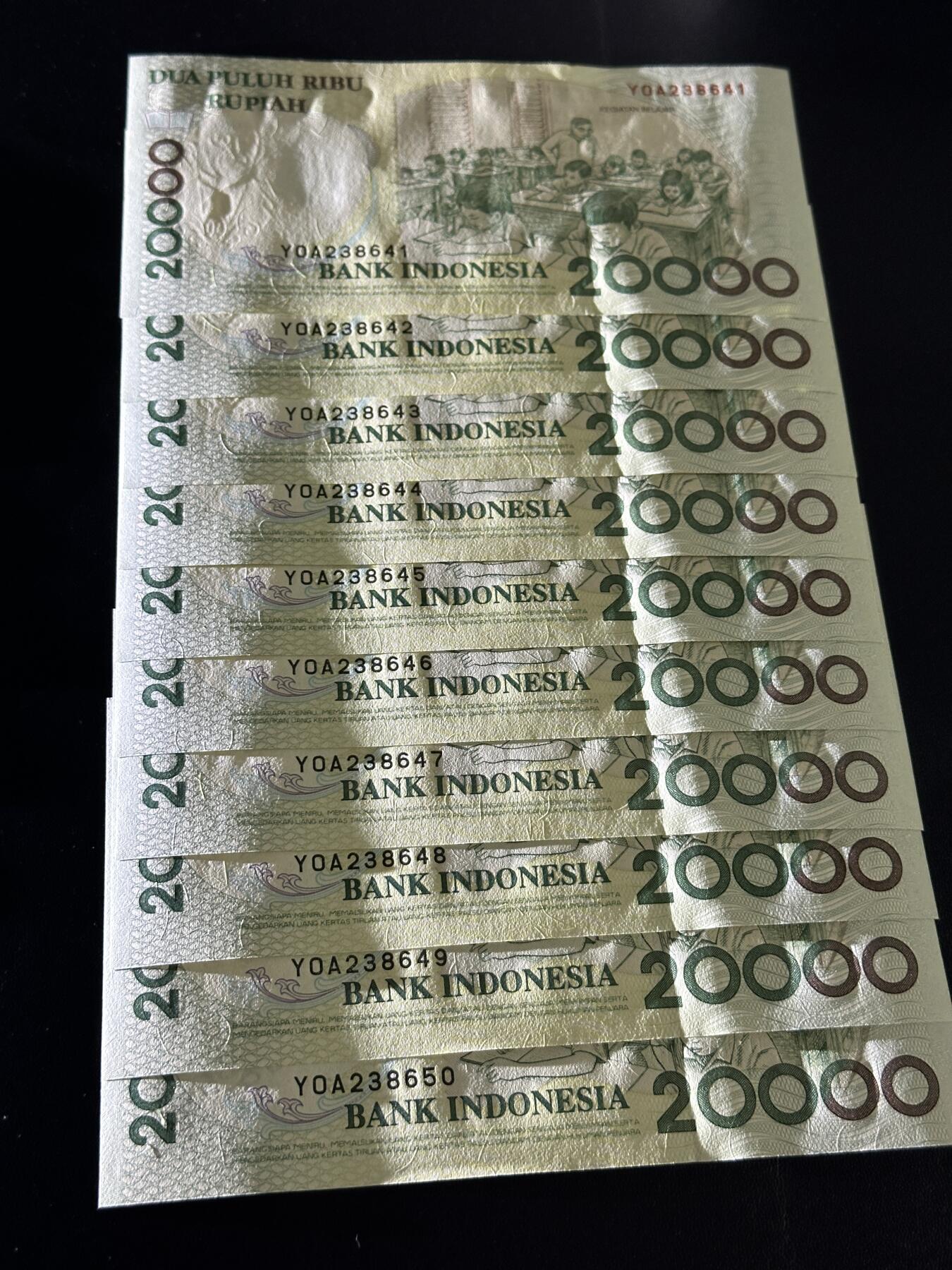 《外钞收藏家》第五百九十六期（精品大拍场）（本平台长期征集拍品、欢迎藏友们联系合作） 印度尼西亚98年2万卢比标十连号（印尼教育界之父哈尔贾）	UNC