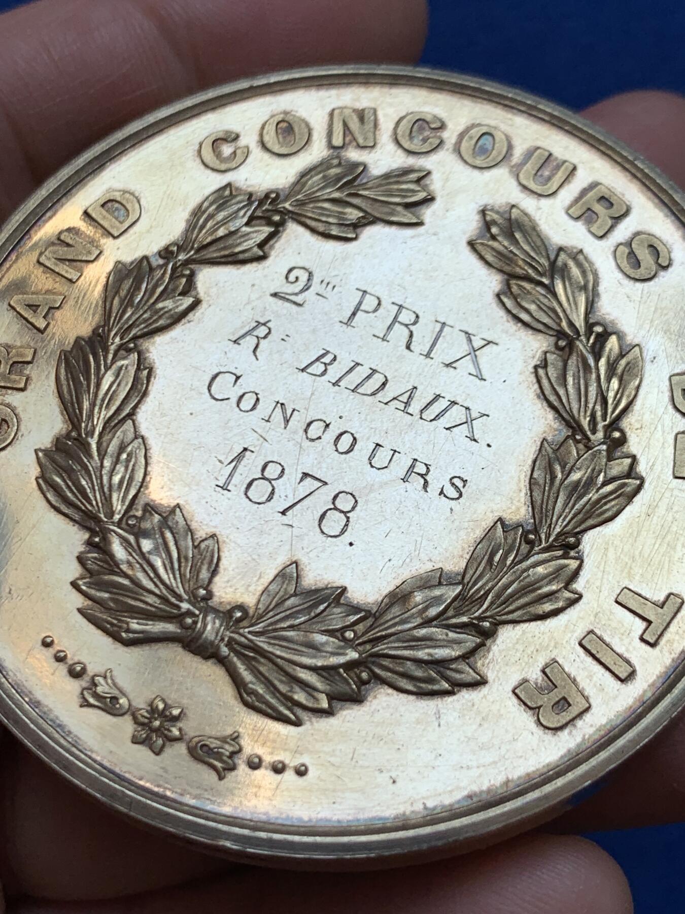 《竞宝斋》第449场 周日，周一，周二  3场连拍 （全场包邮，欢迎送拍） 法国1878年维苏尔射击协会镀金大银章，蜜蜂银标边铭，重91.25g，直径61mm。光材料价都上千了