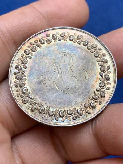 《竞宝斋》第449场 周日，周一，周二  3场连拍 （全场包邮，欢迎送拍） 1853年法国婚礼银章 21.75克 36.4mm 手指银标 边铭刻字