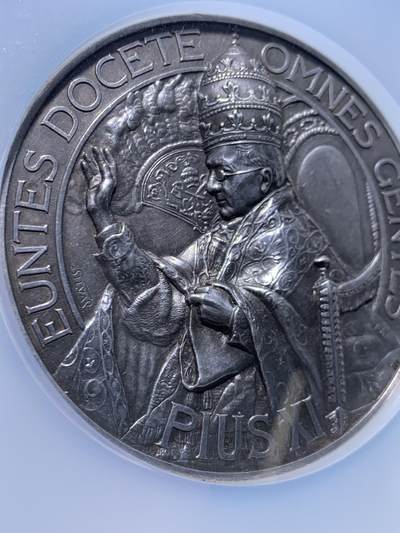 《竞宝斋》第449场 周日，周一，周二  3场连拍 （全场包邮，欢迎送拍） NGC MS61 梵蒂冈1927年庇护十一世教皇大银章，直径60MM大型少见，超高人像浮雕，地球图案精美，加大加厚盒。