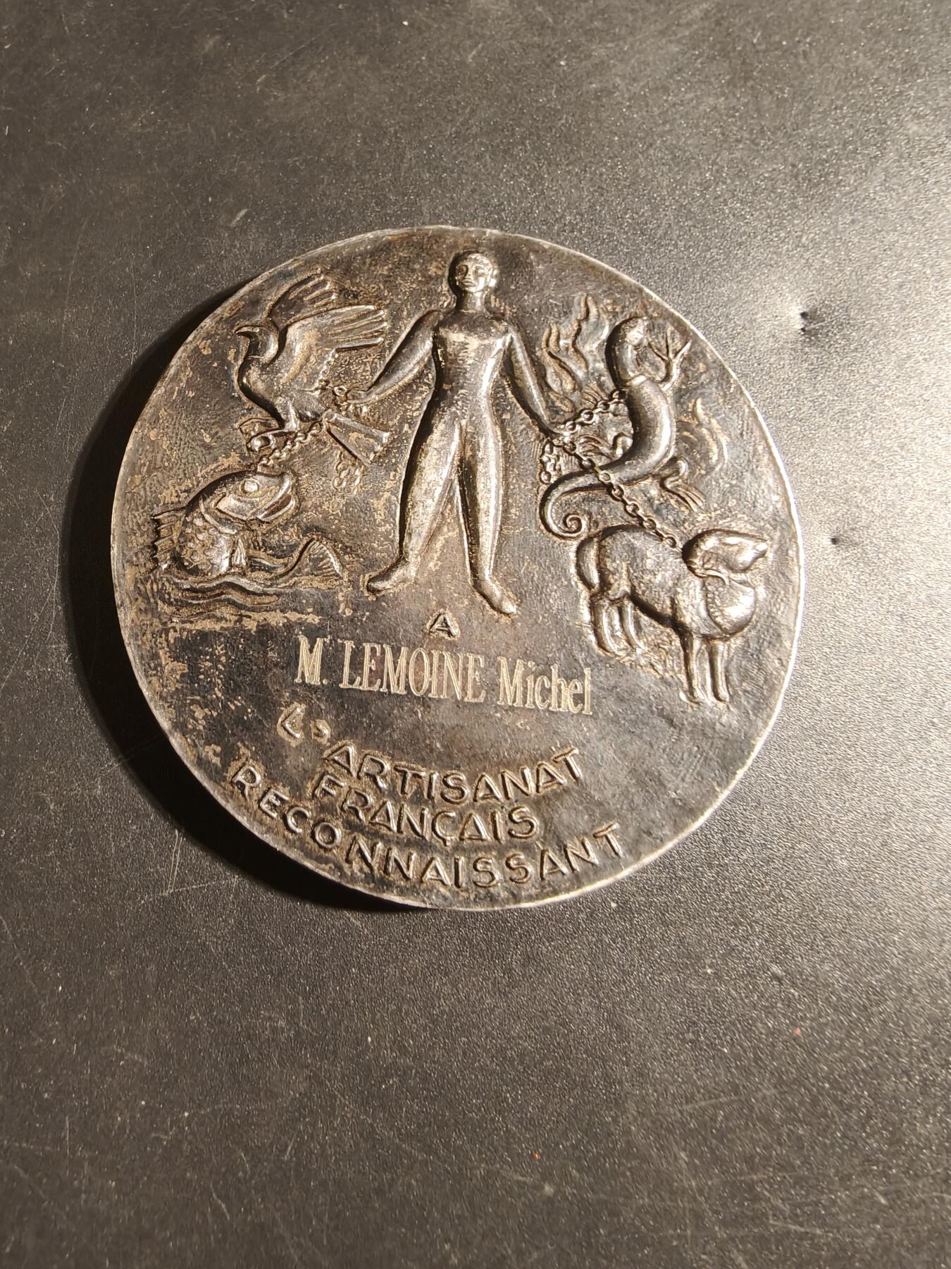 老王徽章第171期 法国手工业商会镀银大铜章     直径58mm    重量110.7g