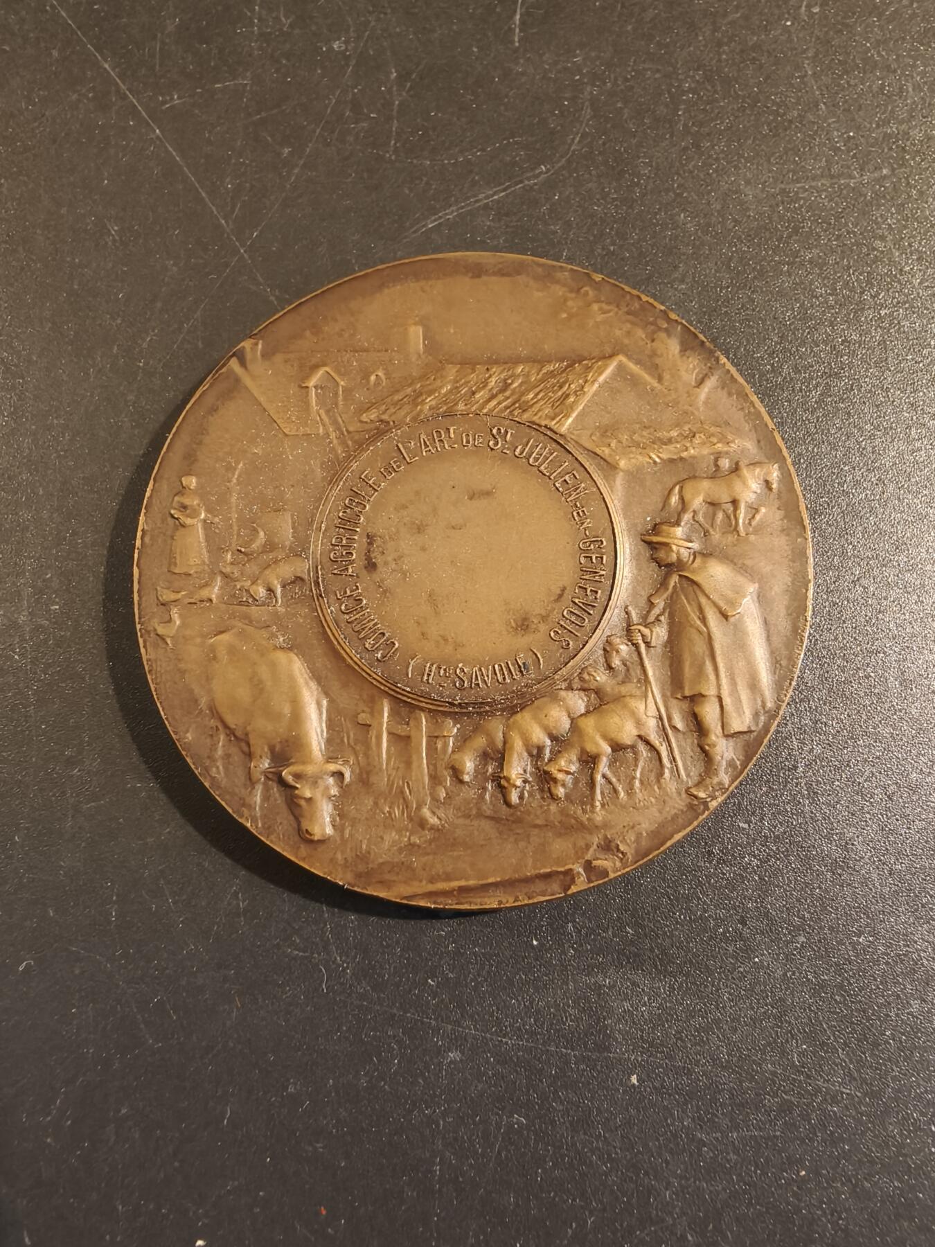 老王徽章第171期 法国萨瓦省圣朱利安昂热讷农业协会大铜章     原盒       大师P.Grandhomme作品     直径50mm     重量54.7g