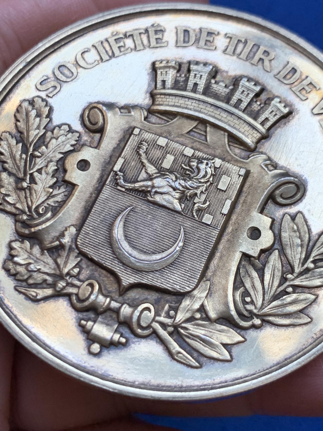 《竞宝斋》第449场 周日，周一，周二  3场连拍 （全场包邮，欢迎送拍） 法国1878年维苏尔射击协会镀金大银章，蜜蜂银标边铭，重91.25g，直径61mm。光材料价都上千了