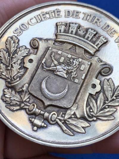 《竞宝斋》第449场 周日，周一，周二  3场连拍 （全场包邮，欢迎送拍） 法国1878年维苏尔射击协会镀金大银章，蜜蜂银标边铭，重91.25g，直径61mm。光材料价都上千了