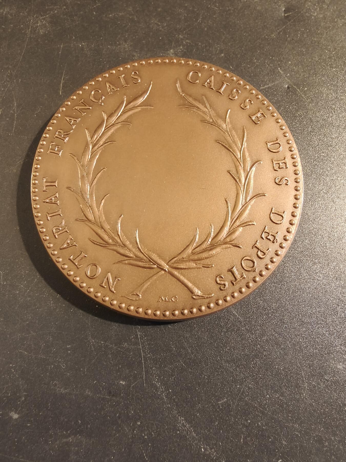 老王徽章第171期 法国公证处与存托银行大铜章 原盒 直径60mm 重量135.9g 正面人物为雅克·库雅斯，他是法国文艺复兴时期著名的法学家和古典学者。