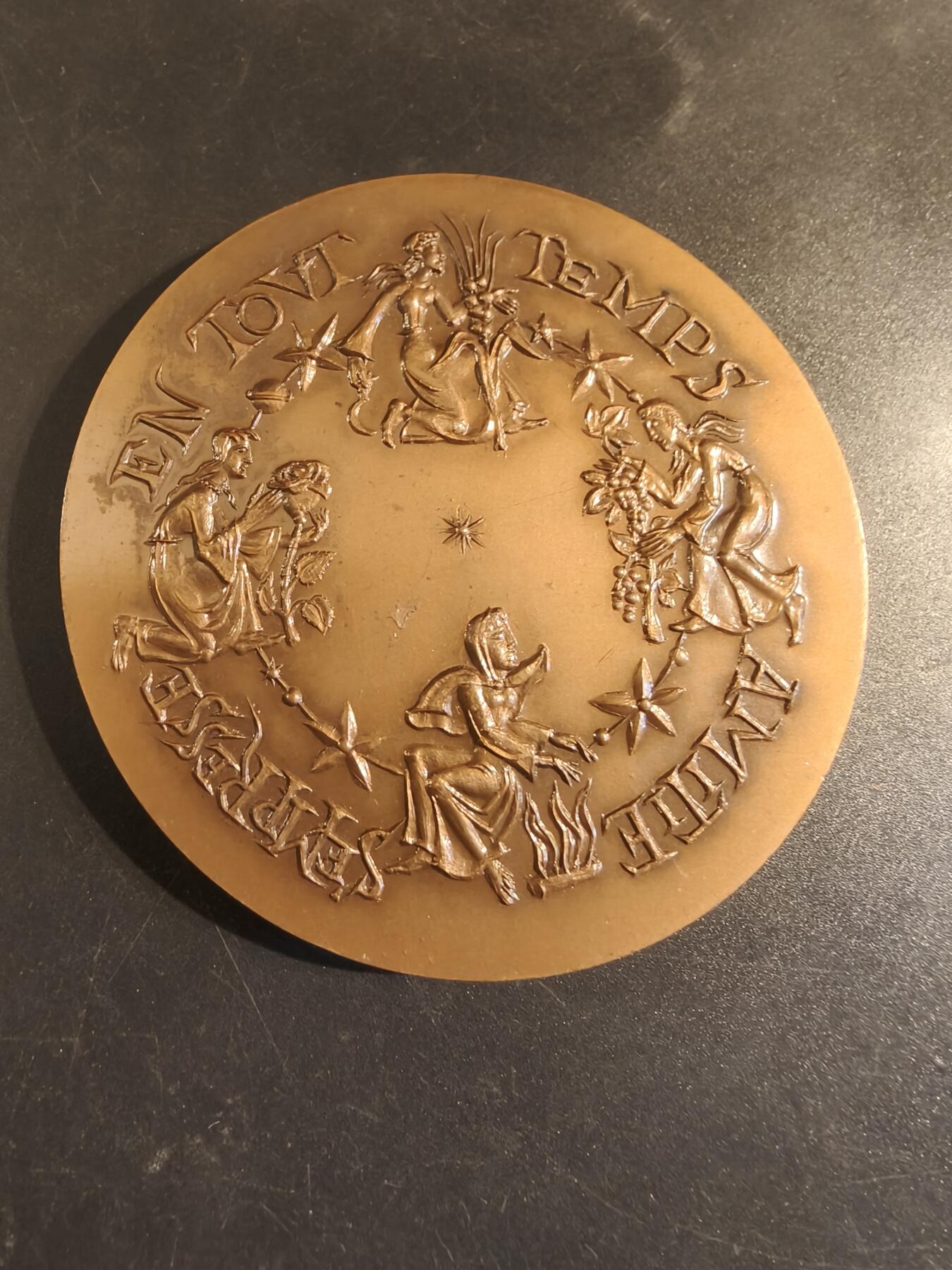 老王徽章第171期 法国《友谊永远是热情的》大铜章     直径78mm     重量240g